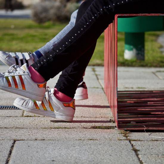 Image of young people sitting on a bench by Luisella Planeta Leoni from Pixabay