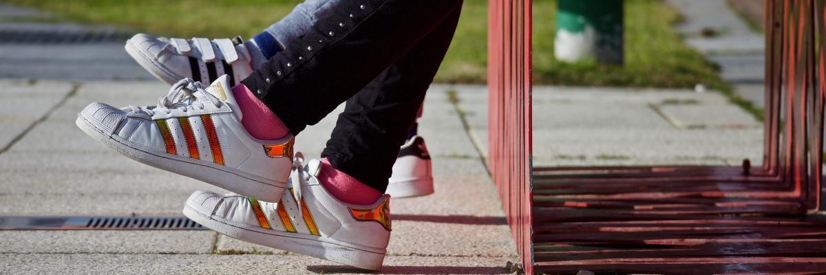 Image of young people sitting on a bench by Luisella Planeta Leoni from Pixabay 